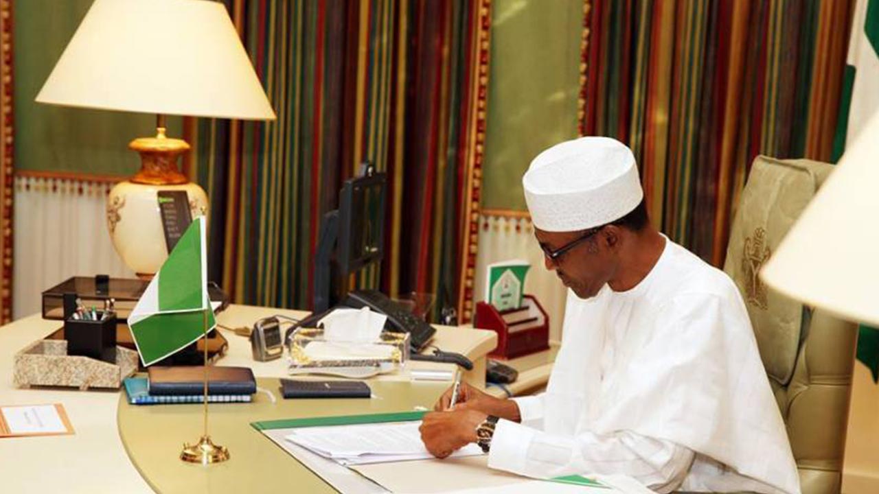 President Buhari threatens to sack Service Chiefs